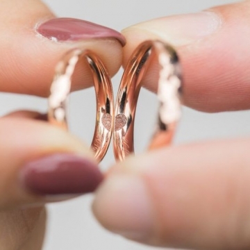 Engrave the image of your favorite pet, English phrases, and fingerprints.
