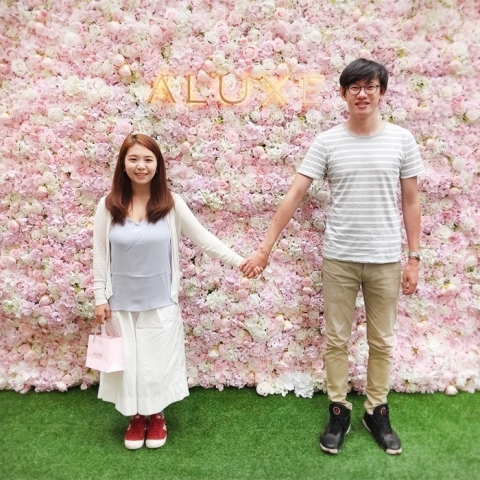 Holding your hand tightly, let's face the challenges of the new life together.
