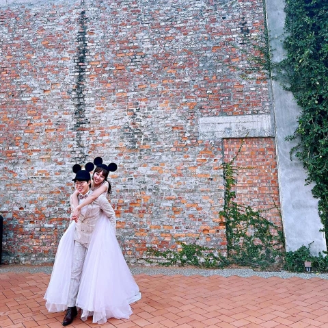 Holding your hand and growing old together, let's keep supporting each other in the time ahead!