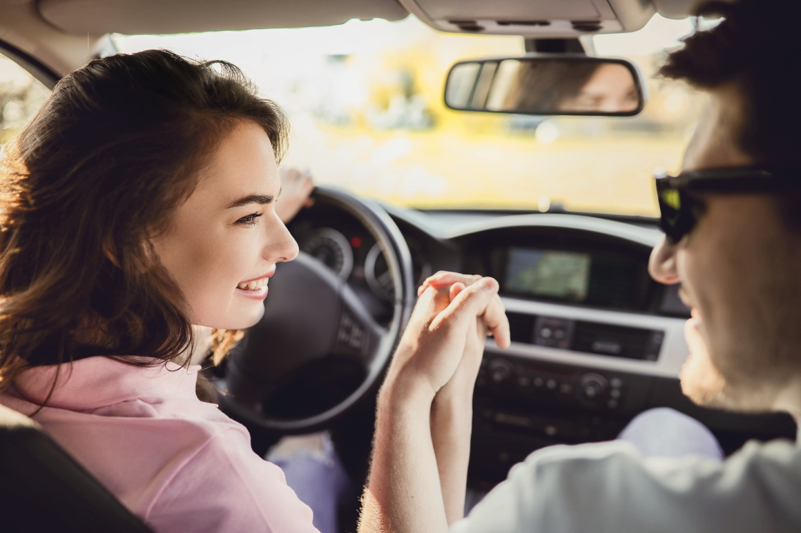 travel-couple-is-traveling-car