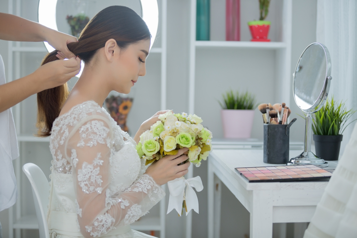 bride-make-hair-with-dress