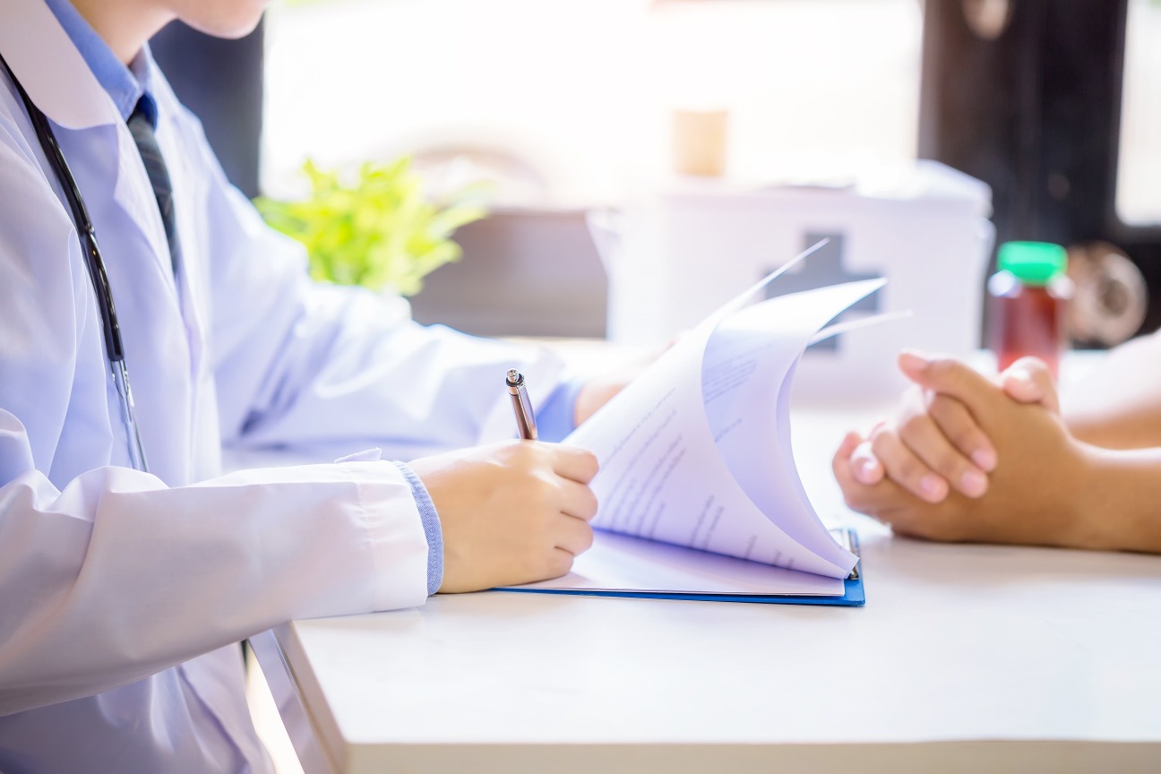 doctor-man-consulting-patient-while-filling-up-application-form-desk-hospital doctor-man-consulting-patient-while-filling-up-application-form-desk-hospital