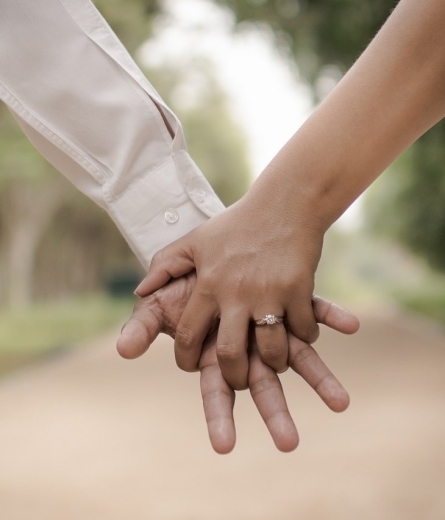 How to Secretly Measure My Girlfriend's Ring Size for a Surprise Proposal?
