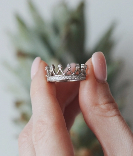 Fairytale-inspired wedding rings are all the rage! Discover the New ALUXE × Disney Princess Collection: One Ring, and become the heroine of your own fairytale.