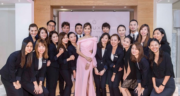 Patty Hou goes wild wearing a 920 million NT pink diamond; her husband's response: "applause."